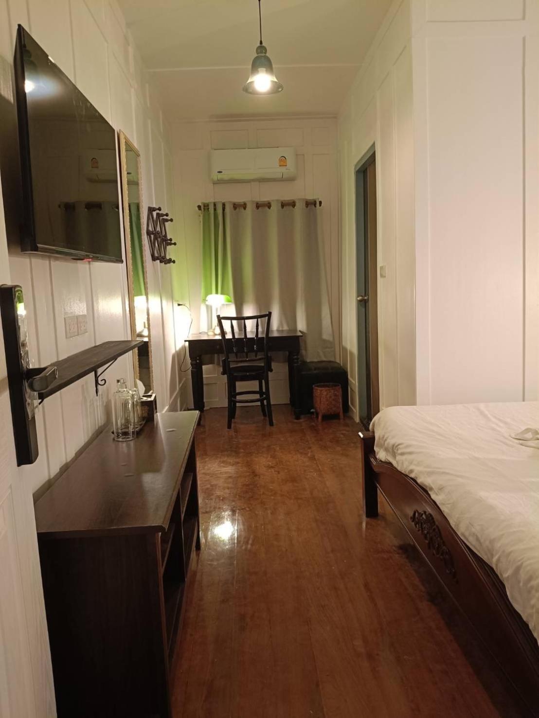 Khách sạn Baan Debtida *