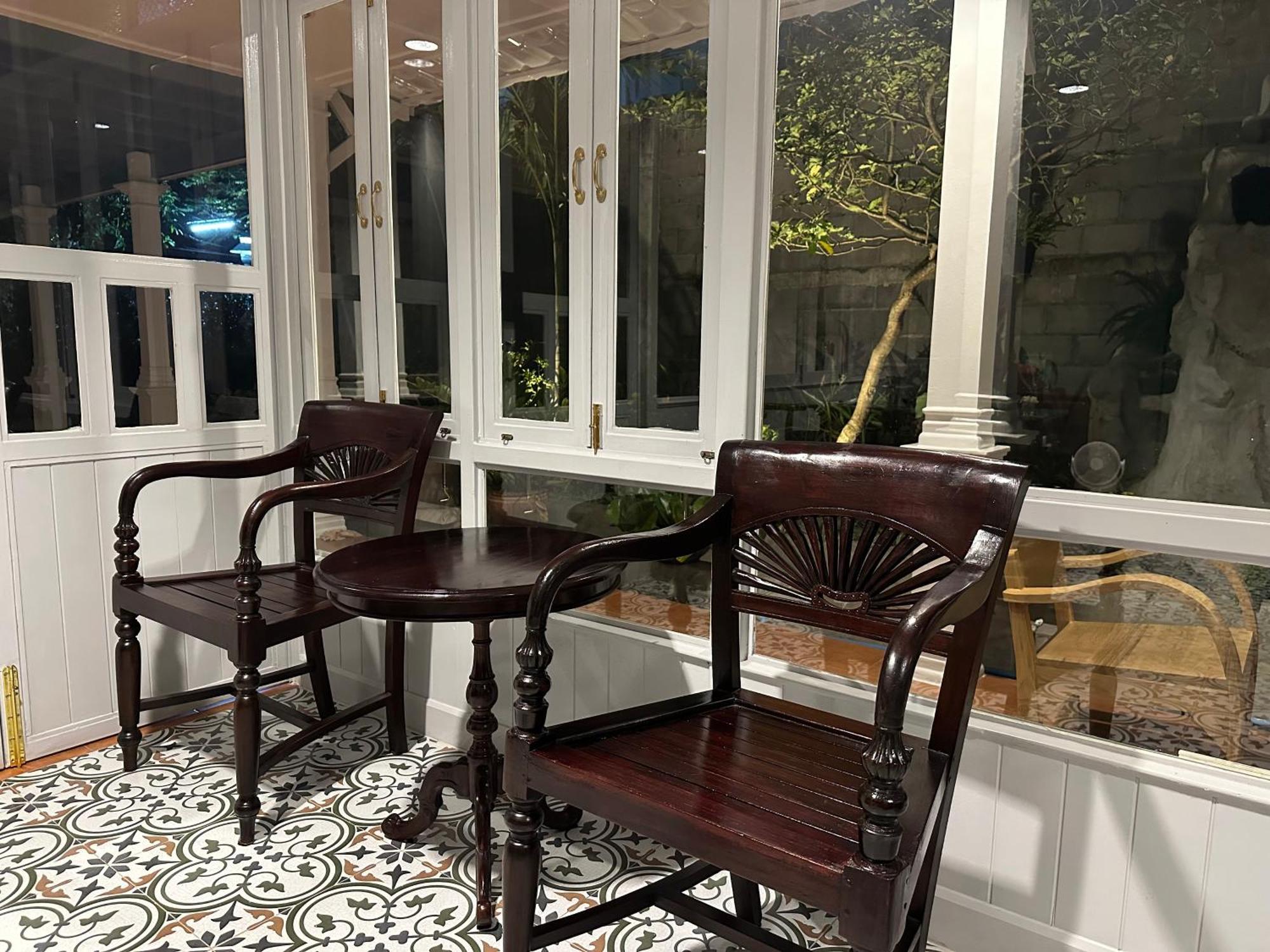 Khách sạn Baan Debtida *